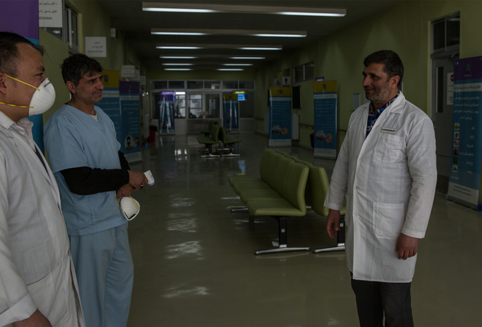 位于阿富汗喀布尔的阿富汗-日本传染病医院里,一名医生戴着口罩.