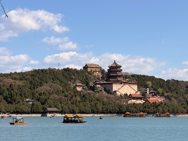 4月6日,游客在颐和园乘坐游船。人民网记者 李楠桦摄