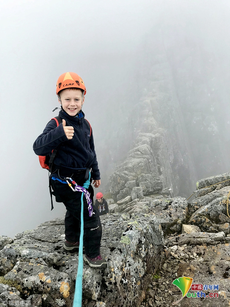 英国9岁男孩从小爱登山 小小年纪征服英国最高峰