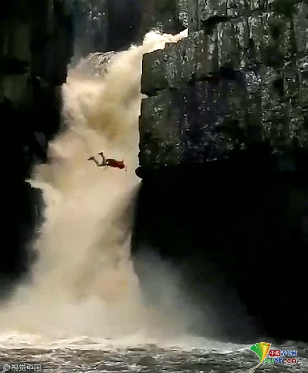 英国男子从21米高悬崖跳水 水流湍急画面惊险