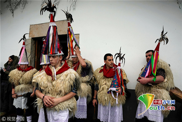 西班牙庆祝传统狂欢节 民众握牛铃跳舞驱邪