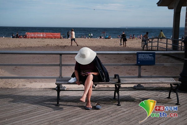纽约民众科尼岛海滩扎堆避暑 提前过夏天