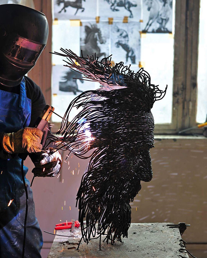 罗马尼亚艺术家用金属丝打造人物雕塑