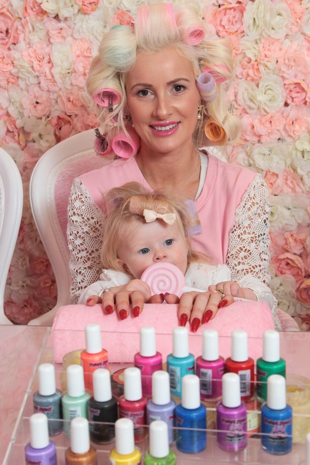 英国辣妈每月花费1000英镑为自己和女儿们做美容