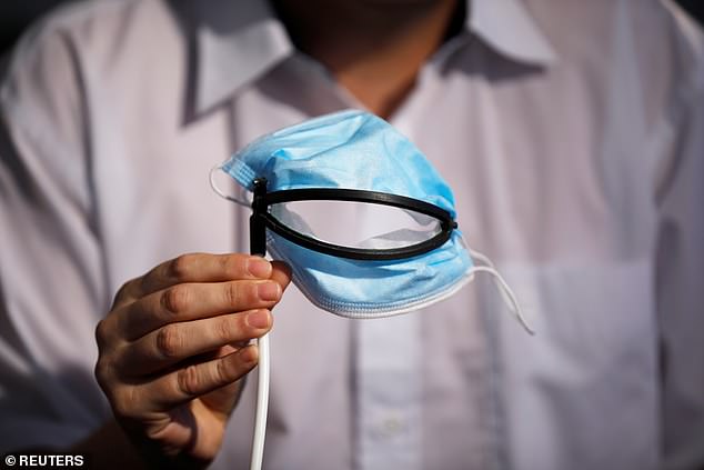 以色列一家公司研发了一种“用餐口罩”，可以让用餐者不用取下口罩就能进食