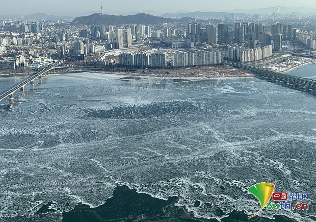天寒地冻 韩国汉江今冬首次结冰