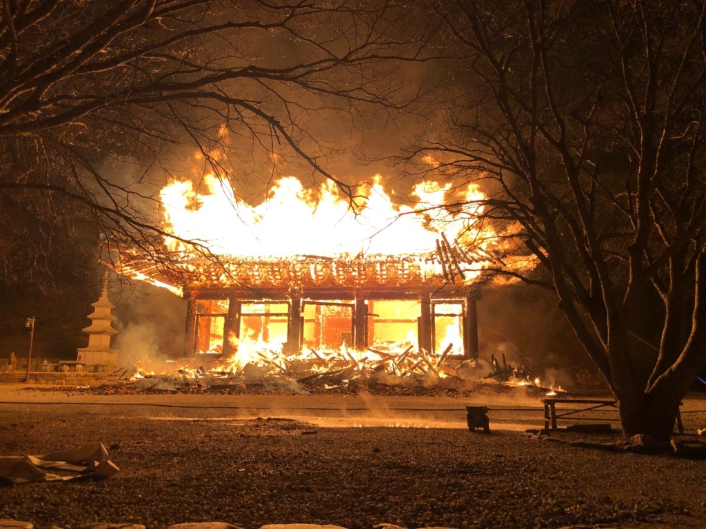 韩国千年古寺遭纵火 整座宝殿被烧光