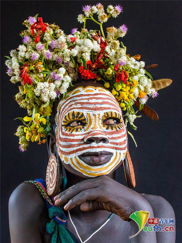 鲜花头饰搭配面部彩绘 非洲原住民展示"传统之美"