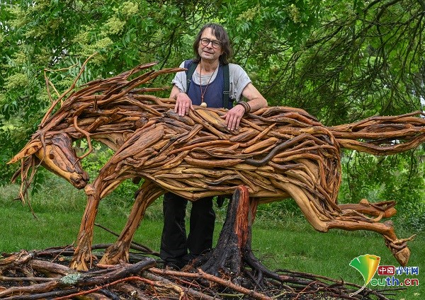 德国艺术家用树根树枝组合艺术品