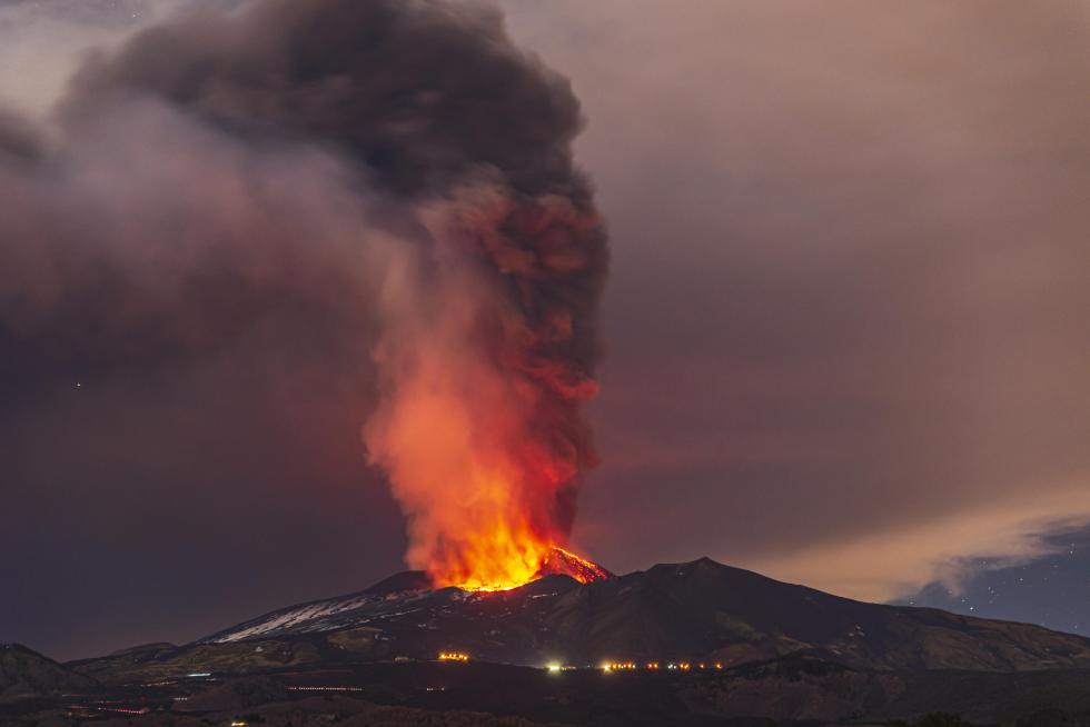 意大利埃特纳火山喷发烟柱高达10千米