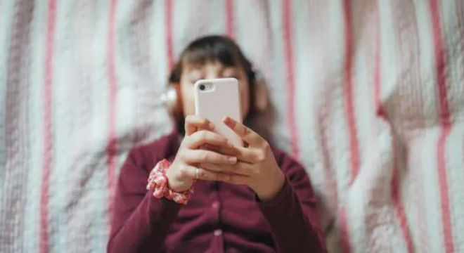 英国或限制青少年使用手机