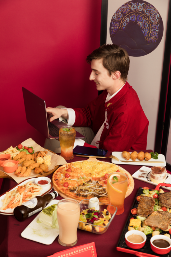 新年大优惠!荣耀MagicBook跨界必胜客 派送