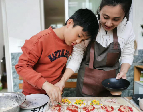 喜马主播郑枫:带儿子旅居,开电台帮助读写困难儿童