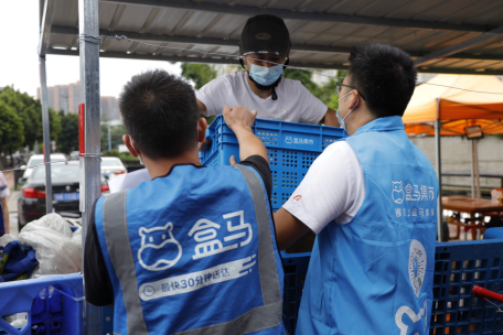 抗疫中"逆行":盒马集市每天为广州封闭社区供货数十万件