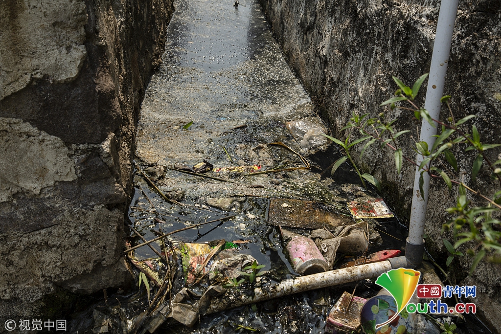 实拍印尼世界最脏河流 五颜六色垃圾堆满河岸