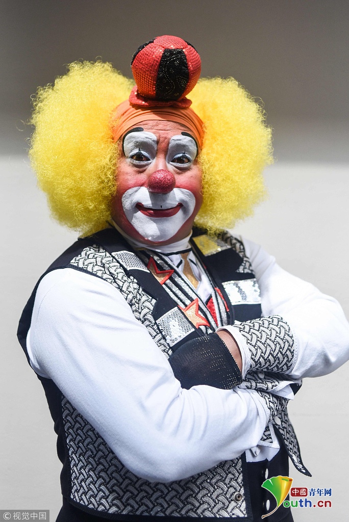 危地马拉庆祝小丑节 民众奇装异服欢乐热闹