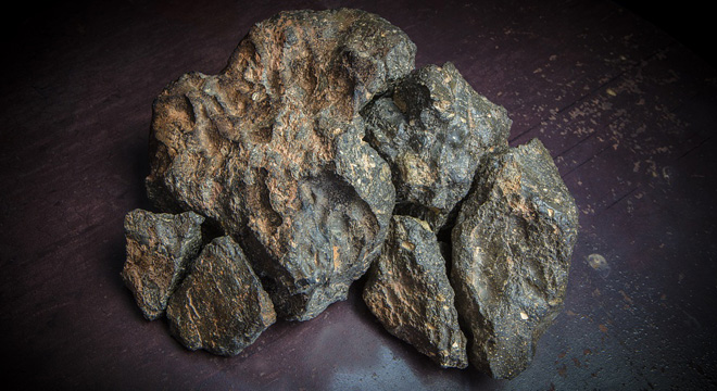 碳灰月球陨石图片