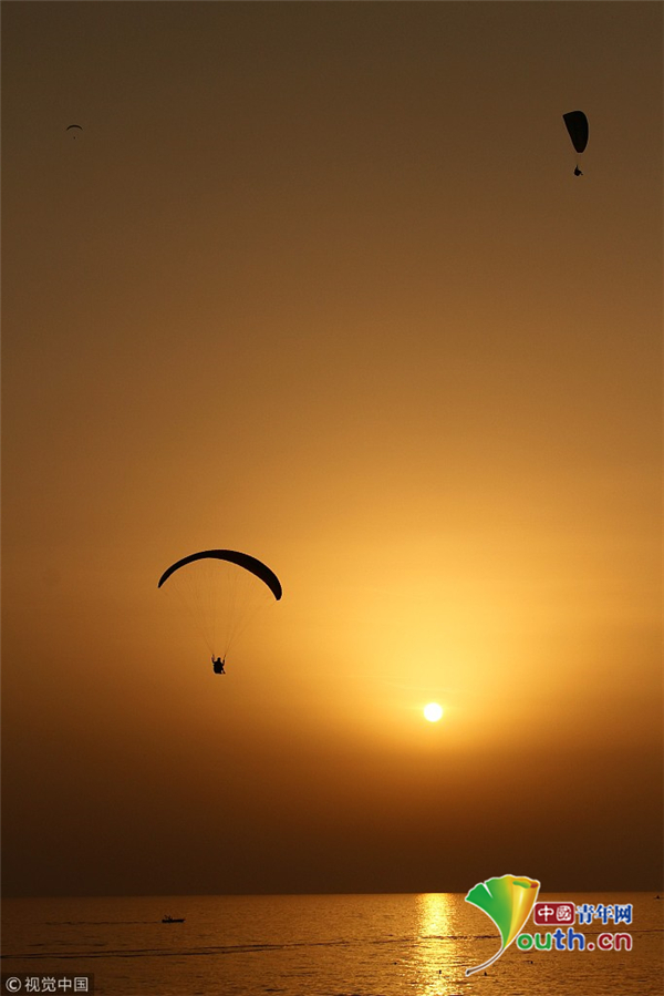 土耳其舉辦空中運動會跳傘者與夕陽一同降落