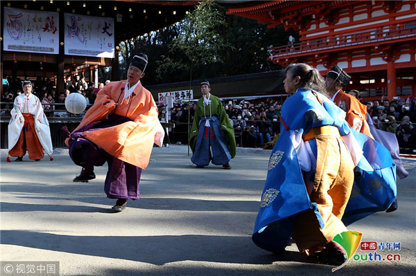 日本京都神社举办新年蹴鞠表演穿和服秀球技