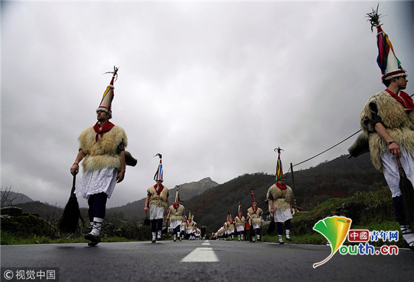 西班牙庆祝传统狂欢节 民众握牛铃跳舞驱邪