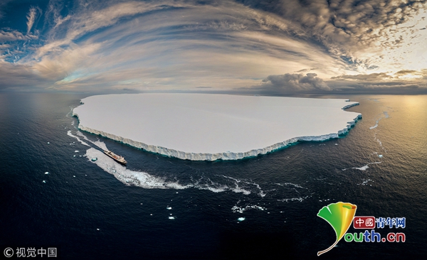 航拍南极巨型冰山似外星奇景 尽显宁静冷冽之美