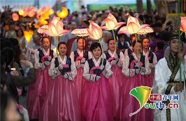 韩国首尔民众参加莲花灯游行迎接佛诞节