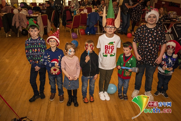 英国大家族举办年度"圣诞趴" 百名家族成员相聚