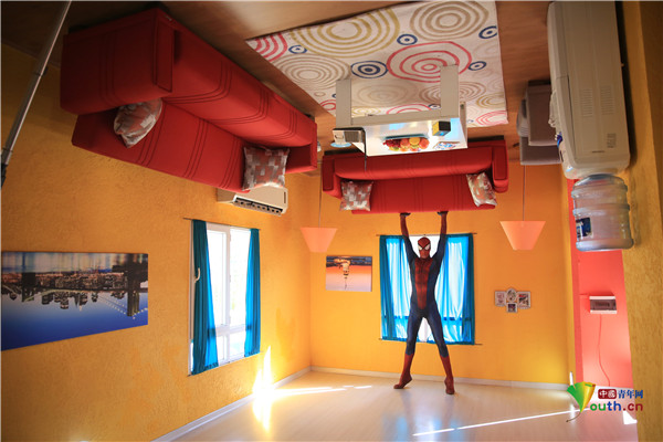 土耳其趣味颠倒屋开门营业男子扮蜘蛛侠合影拍照