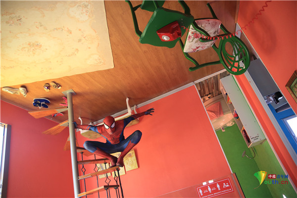 土耳其趣味颠倒屋开门营业男子扮蜘蛛侠合影拍照