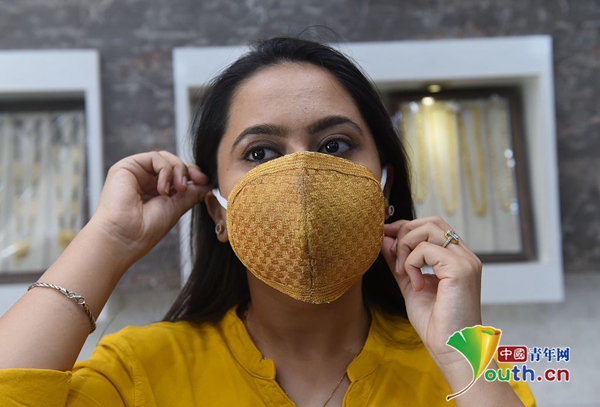 真土豪! 印度女子珠宝店内购买金线口罩_发现频道_中国青年网