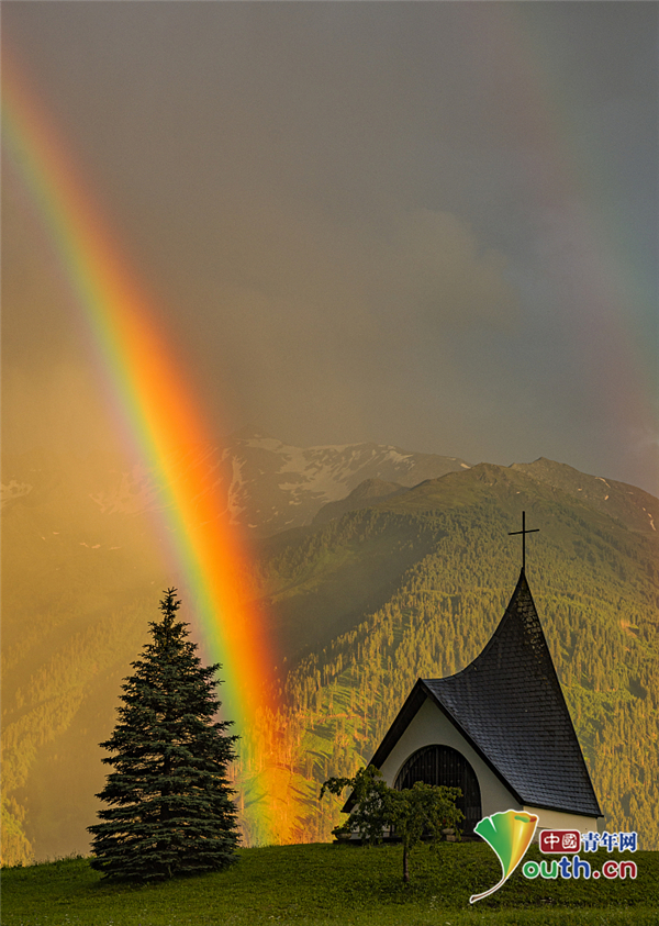 奥地利天空现双彩虹 小教堂变彩虹起点