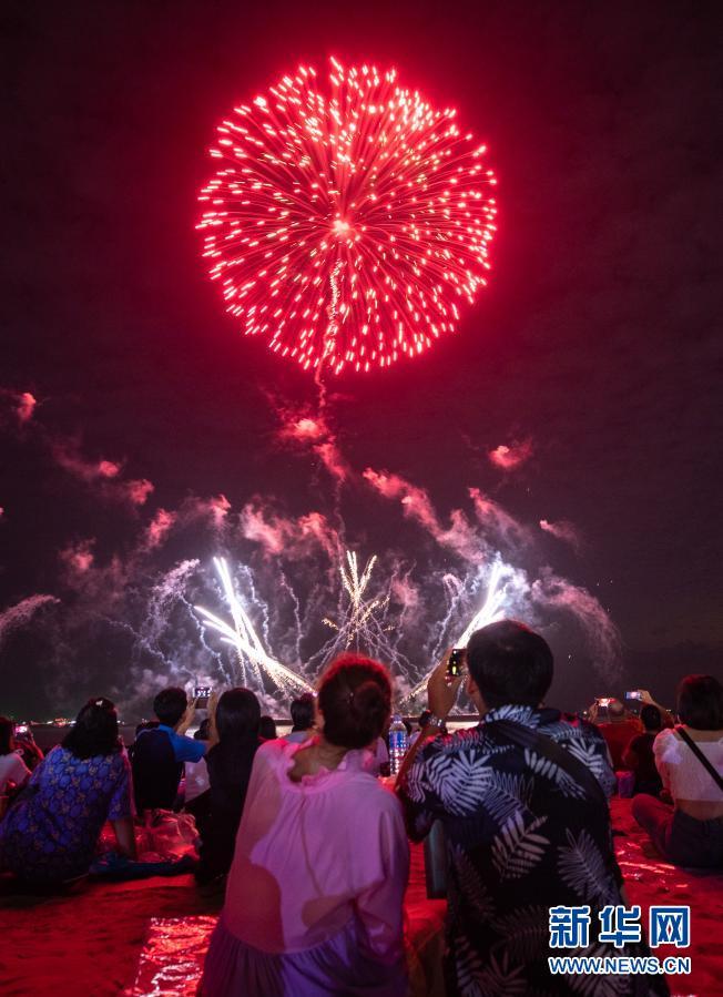绚丽烟花点亮芭堤雅夜空_发现频道_中国青年网