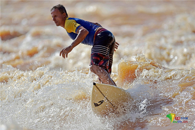 没有海也要浪巴西冲浪者洪水中激流勇进