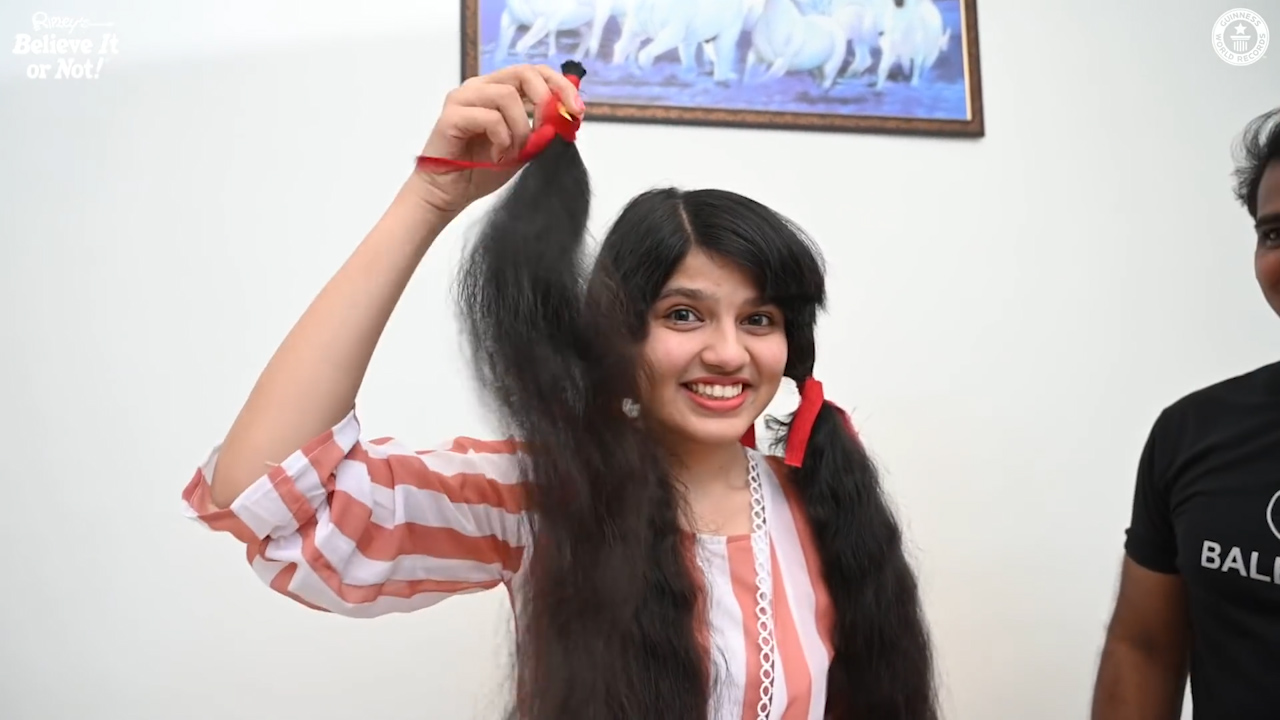 印度18岁少女蓄发12年来首次剪发 2米长发曾创造世界纪录