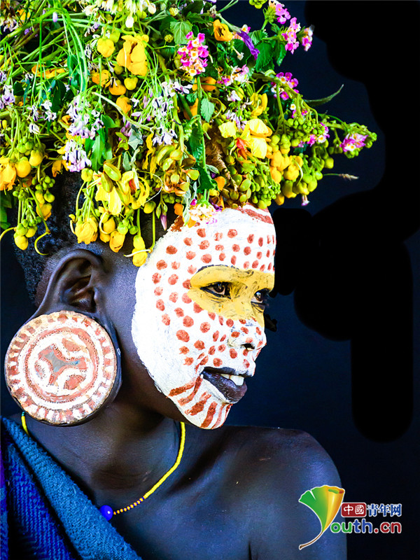 鲜花头饰搭配面部彩绘 非洲原住民展示传统之美