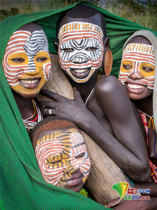 非洲脸部彩绘土著图片