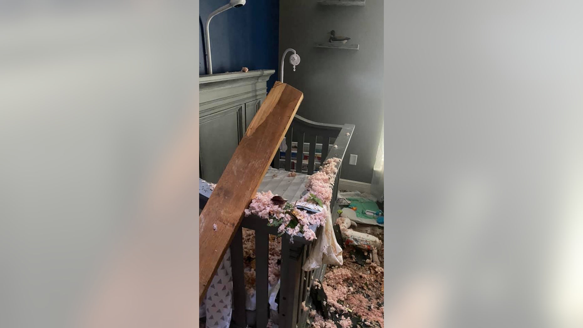 惊魂一刻暴风雨中大树倒下把房顶砸漏下面刚好是婴儿床