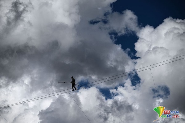 意大利男子大坝上空走钢丝 恍如"云中漫步"