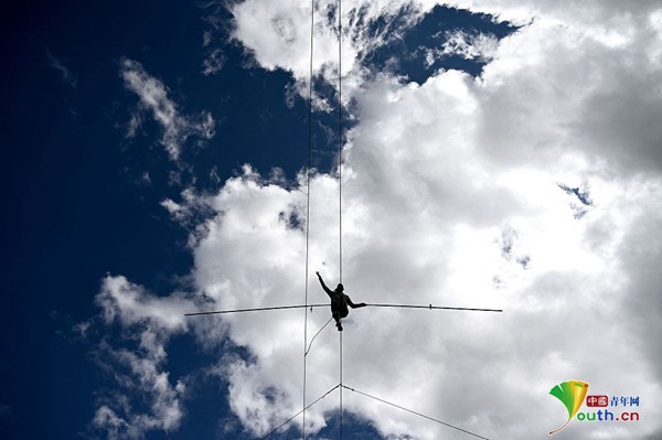 意大利男子大坝上空走钢丝 恍如"云中漫步"