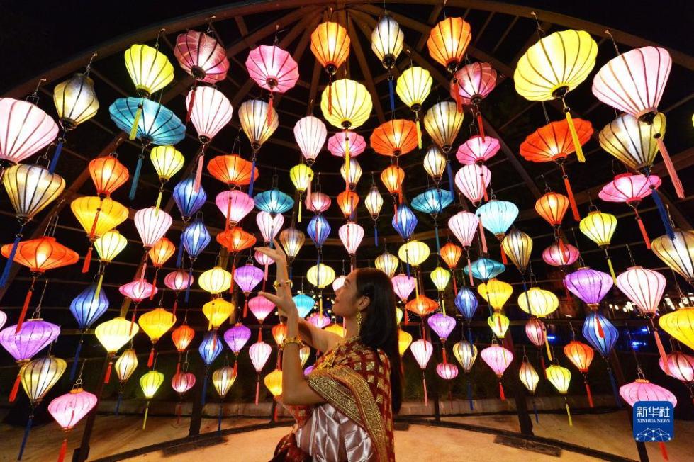 泰国:彩灯万盏不夜天_发现频道_中国青年网