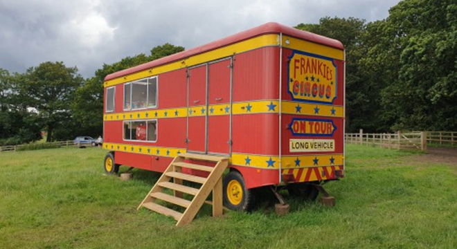 国外夫妻将马戏团的马车改造成了房车