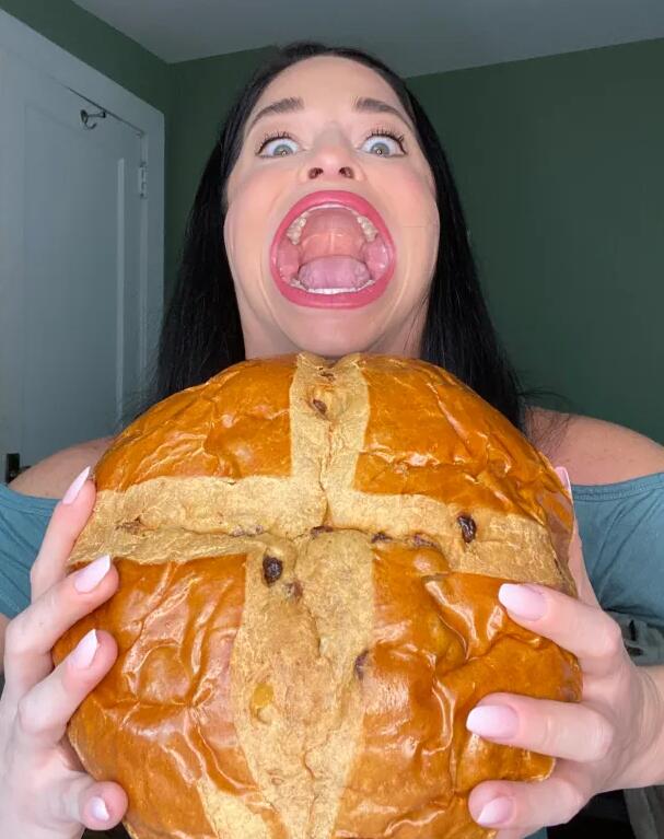 世界上嘴巴最大的女子挑战一口吞大面包失败