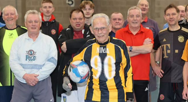 英国一90岁高龄老人仍坚持每周踢球三次