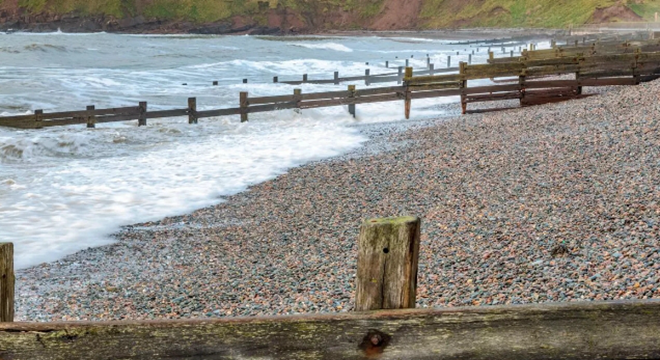英国一地对游客发出警告：在海滩捡纪念品将面临高额罚款