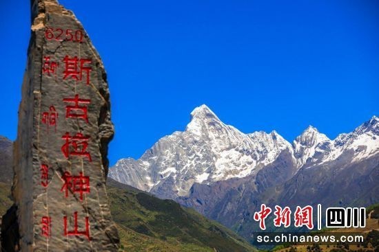 巍峨的雪山。小金县委宣传部供图