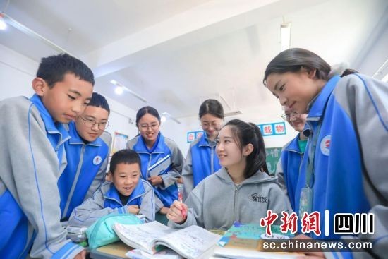 杨文静课下与学生交流。小金县委宣传部供图